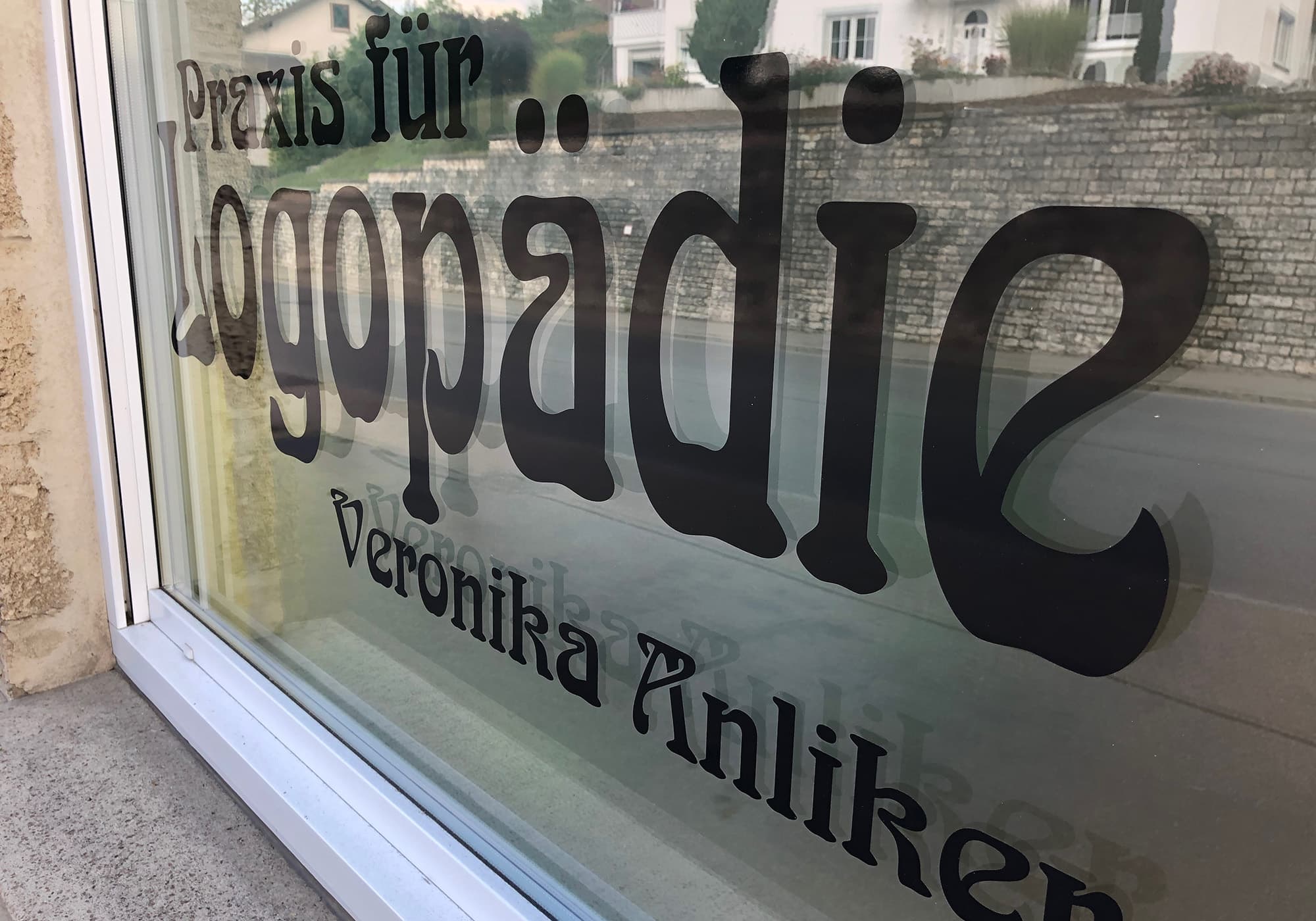 corporate design beispiele - fassadenbeschriftung im plottverfahren