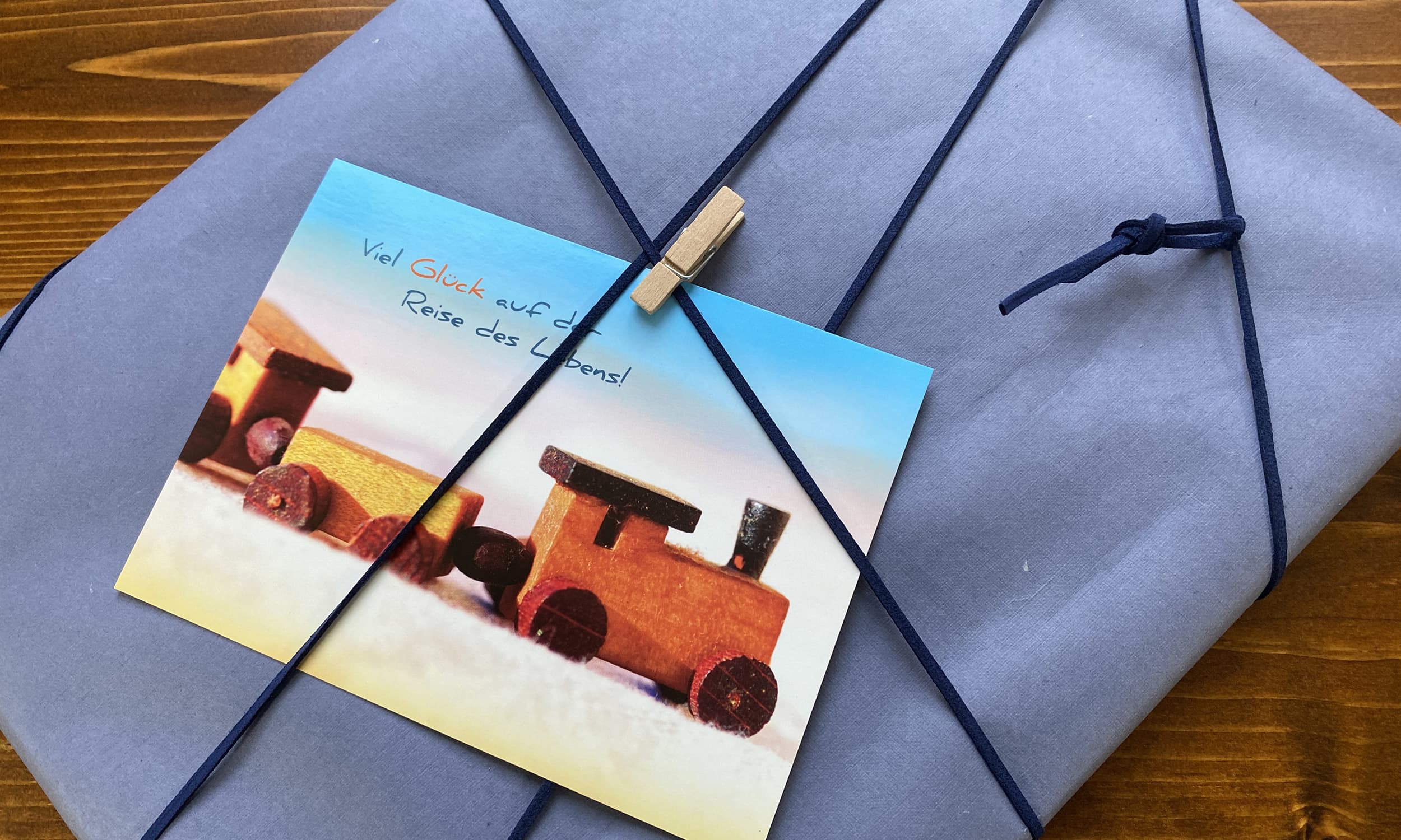 12 von 12 Einblicke mit einpacken eines Geschenks