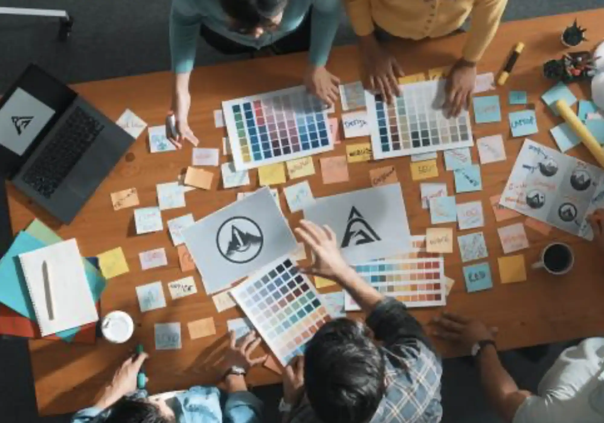 einheitliches Unternehmensdesign an einem Projekt mit Kunden zusammen