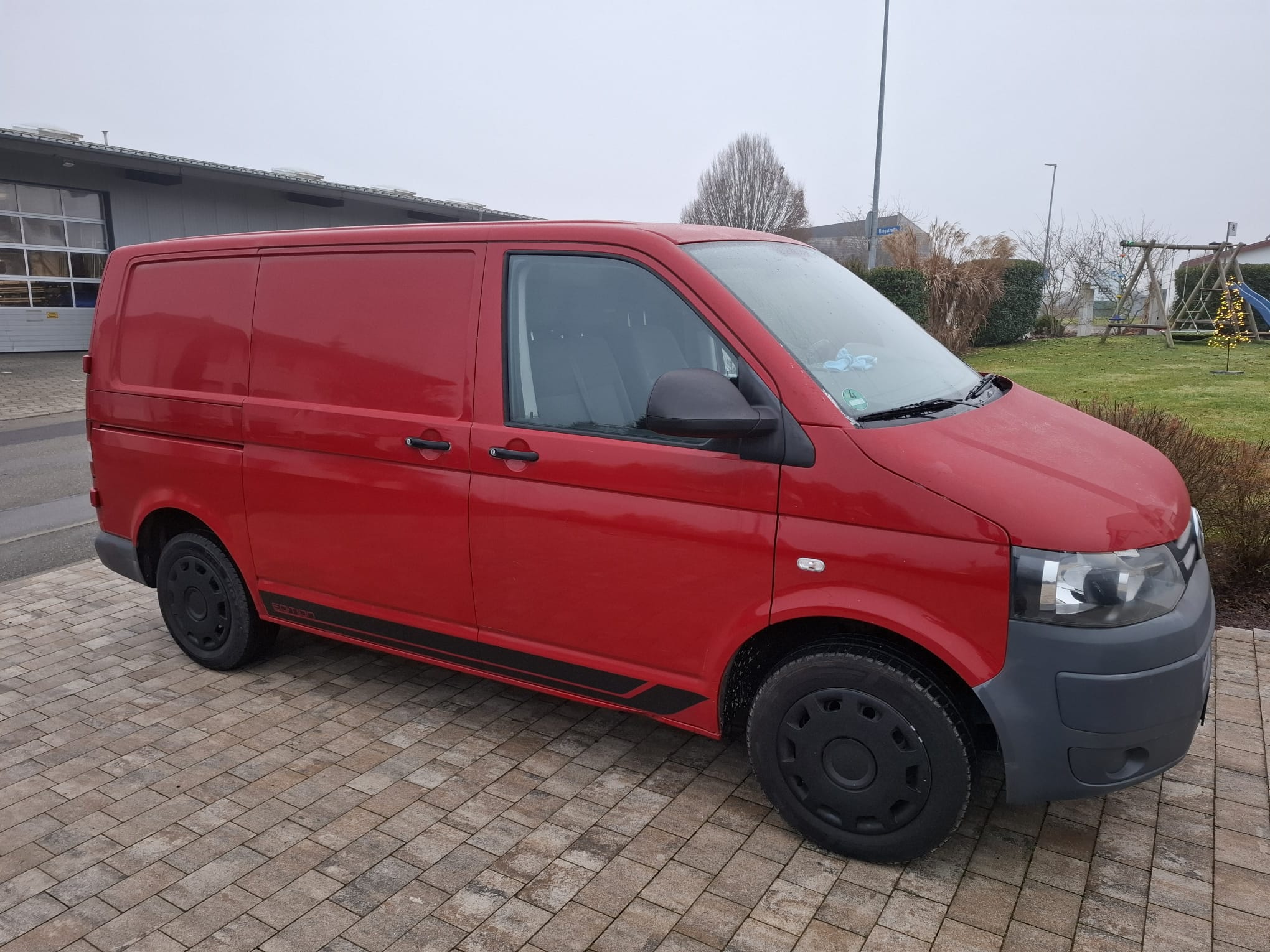Fahrzeugbeschriftung auf einem VW Bus als Werbefläche für die Entstehung einer Tankstelle als Baustellenfahrzeug