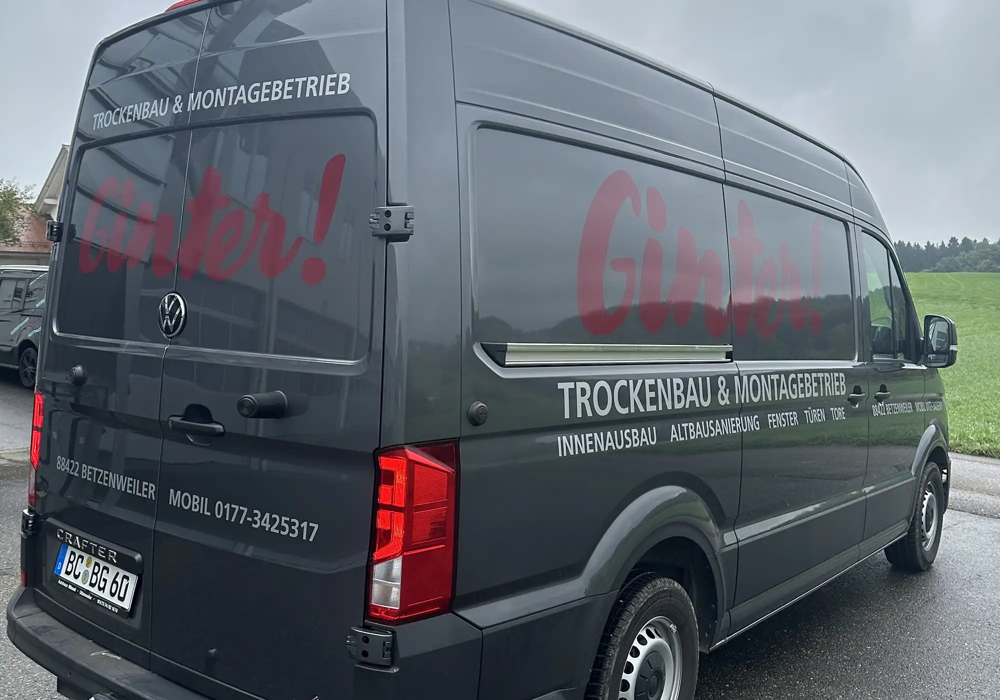 Fahrzeugbeschriftung an einem VW Crafter als Minimalismus pur umgesetzt
