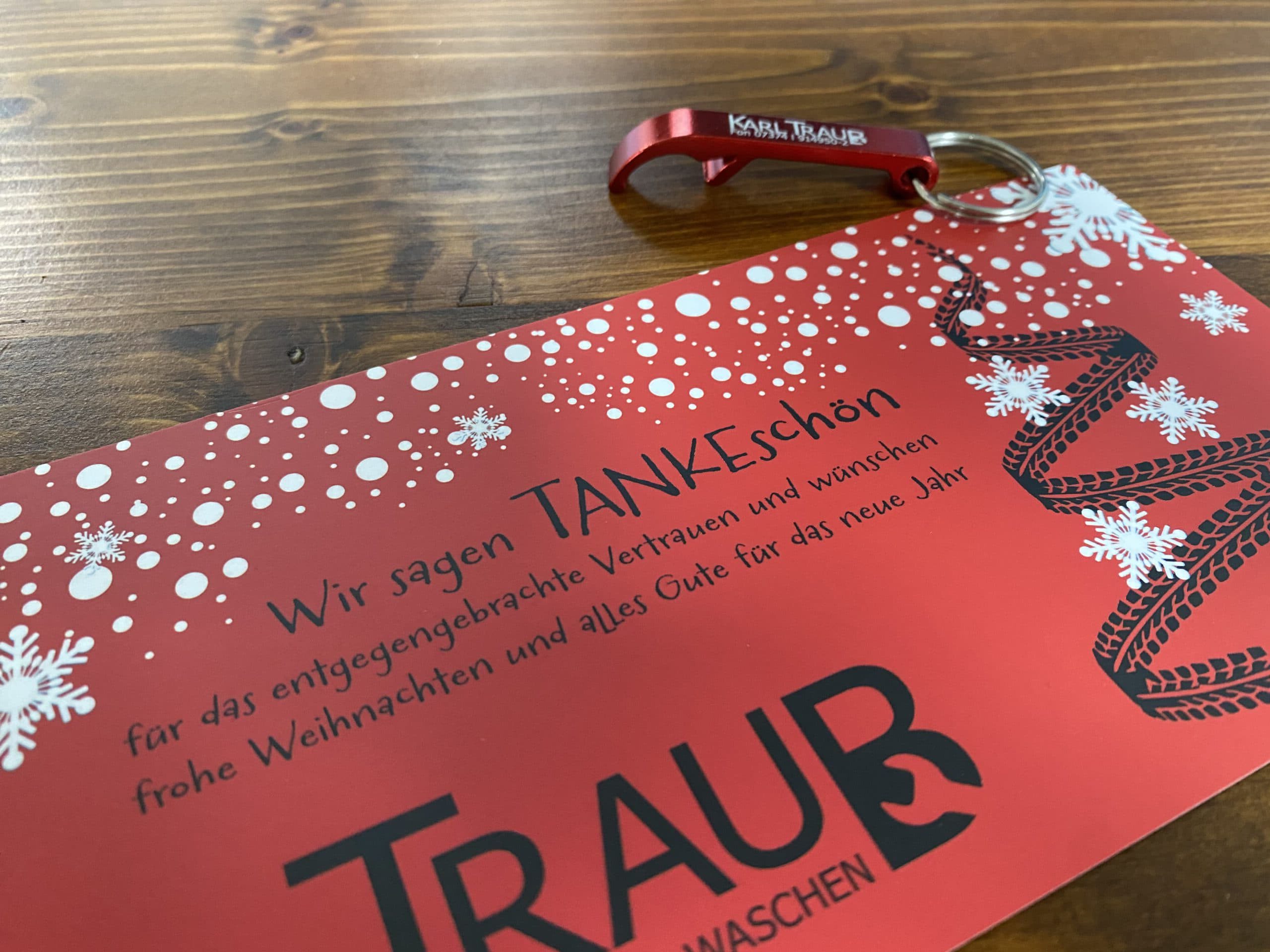 weihnachtskarte karl traub mit flaschenöffner als geschenk für den tank chip