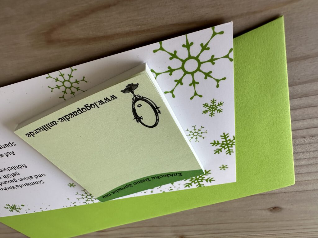 Weihnachtskarte Firmen mit Umschlag und PostIt als Geschenk auf der Karte