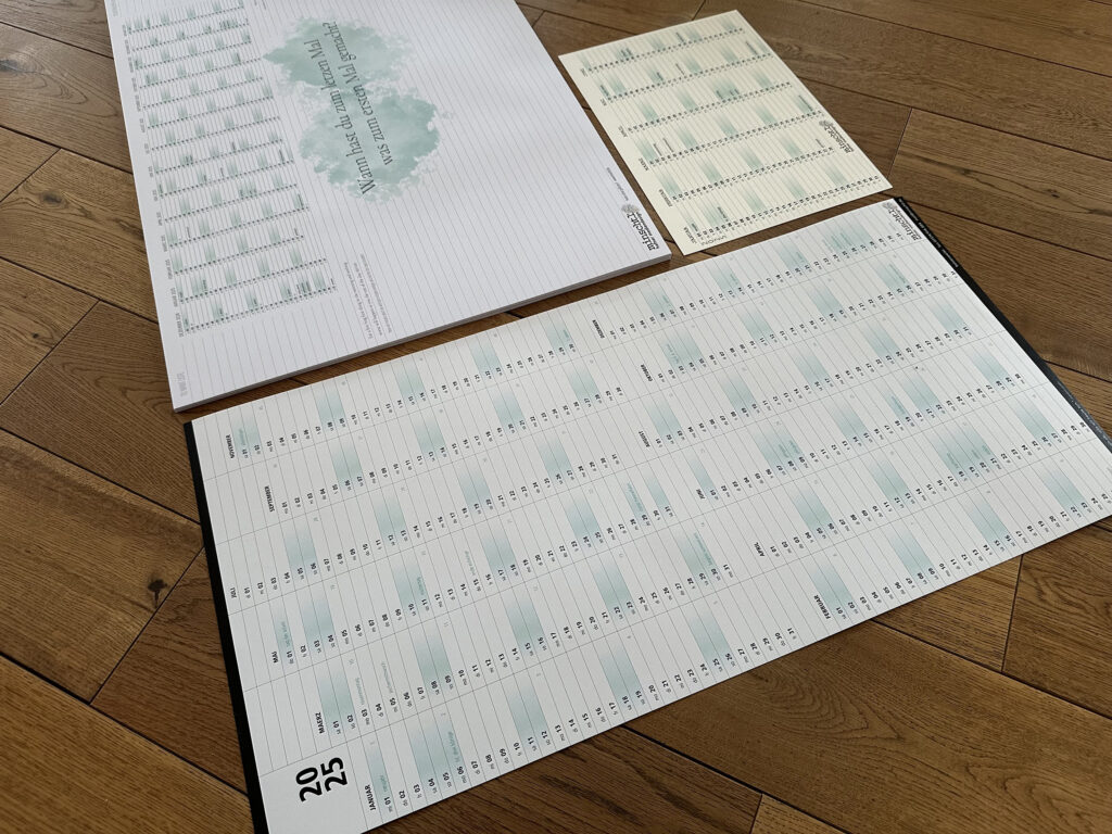 design für individuelle marken anhand von drei verschiedenen kalender designs wie schreibtischunterlage, A4 kalender und einem wandkalender