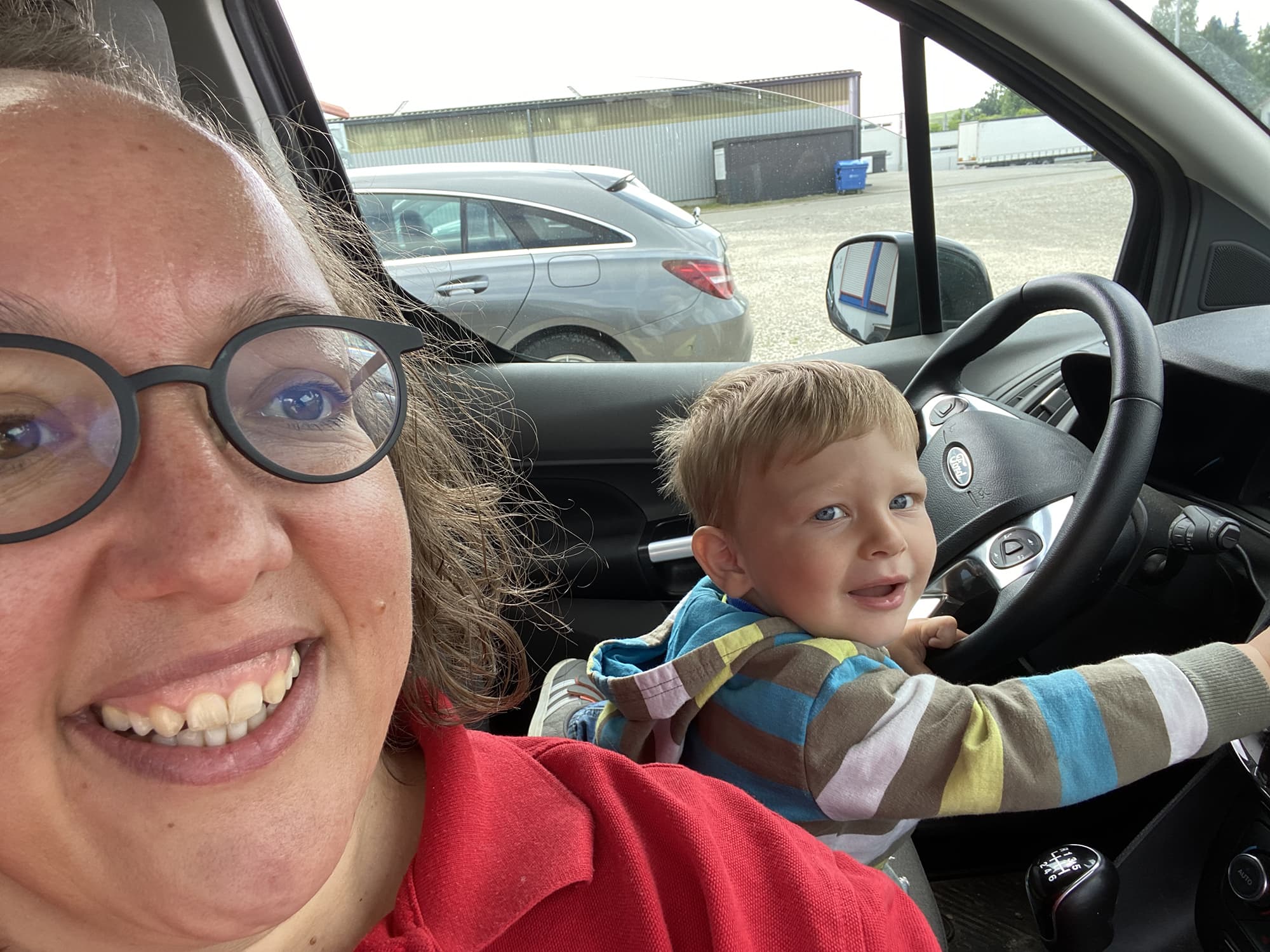 der junior der familie traub wird zu unserem chauffeur bei der auslieferung vom neuen leitsystem