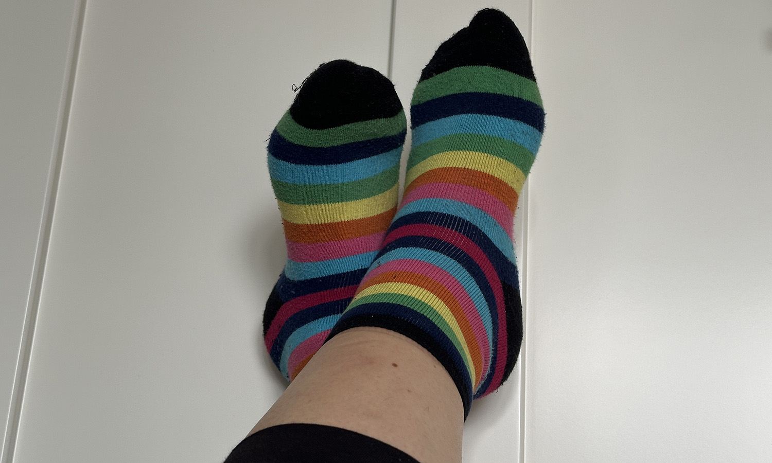 12 von 12 am Flowtag mit meinen Füßen als Startbild und bunt gestreiften Socken