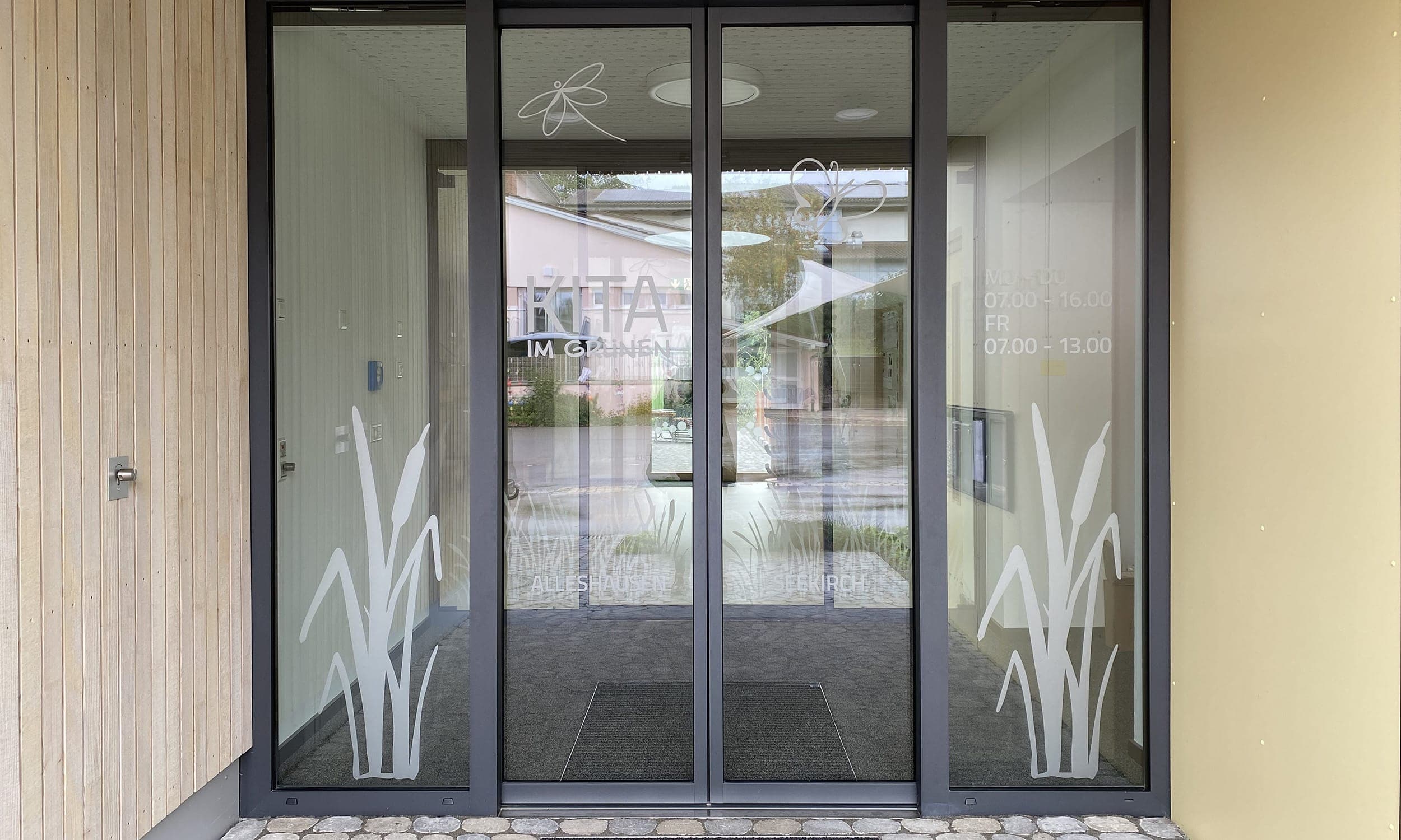 kita im grünen als leitsystem mit gleichem corporate design
