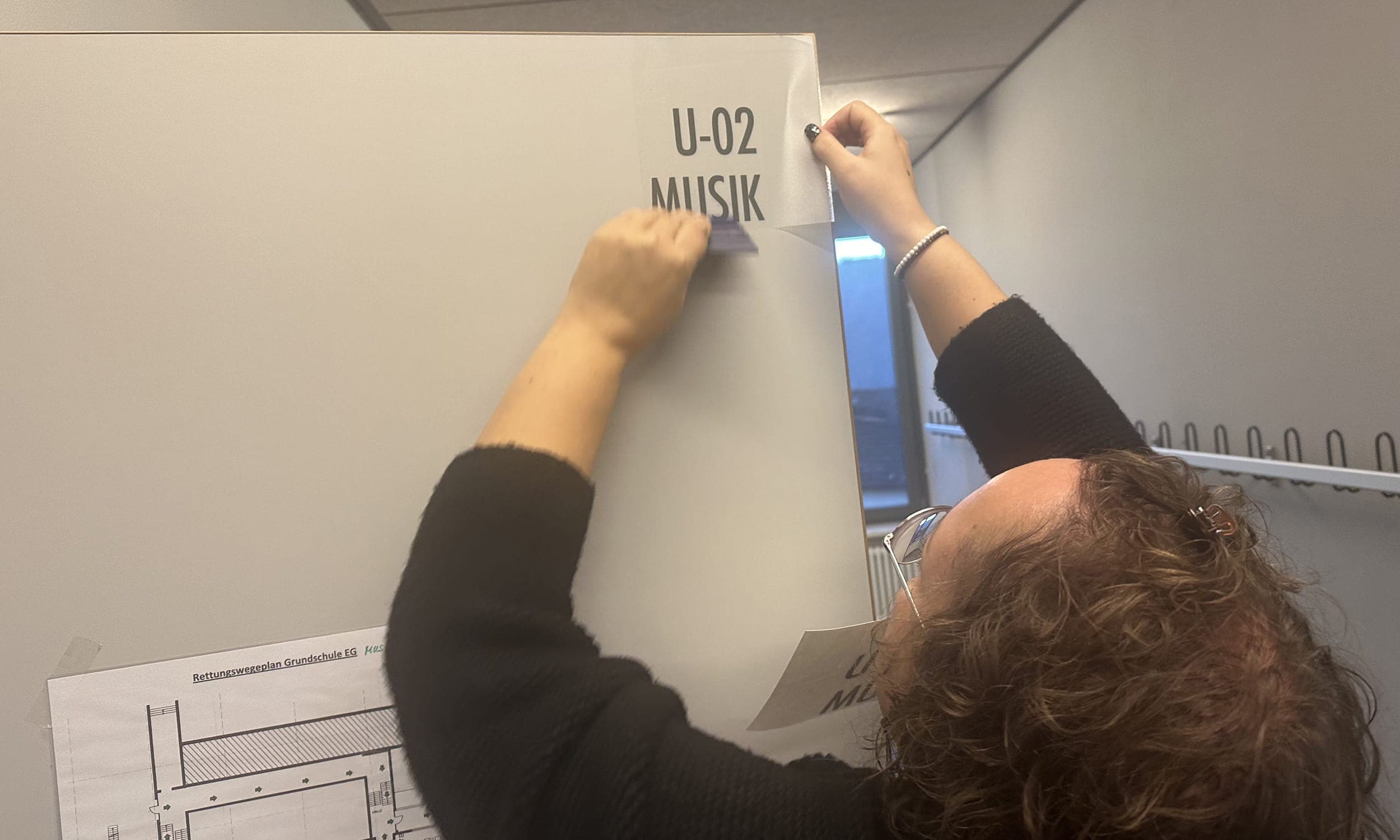 beschriftung und umsetzung eines leitsystems an einer schule