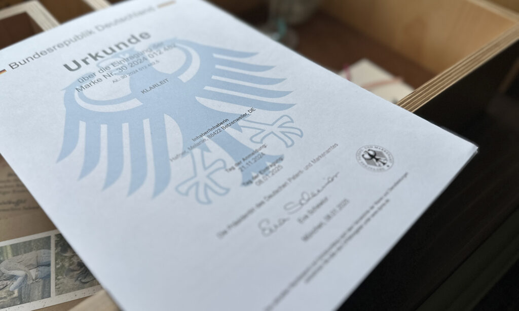 Leitsystem KlarLeit® einfach erklärt mit der Urkunde über die Eintragung im deutschen Patent- und Markenamt