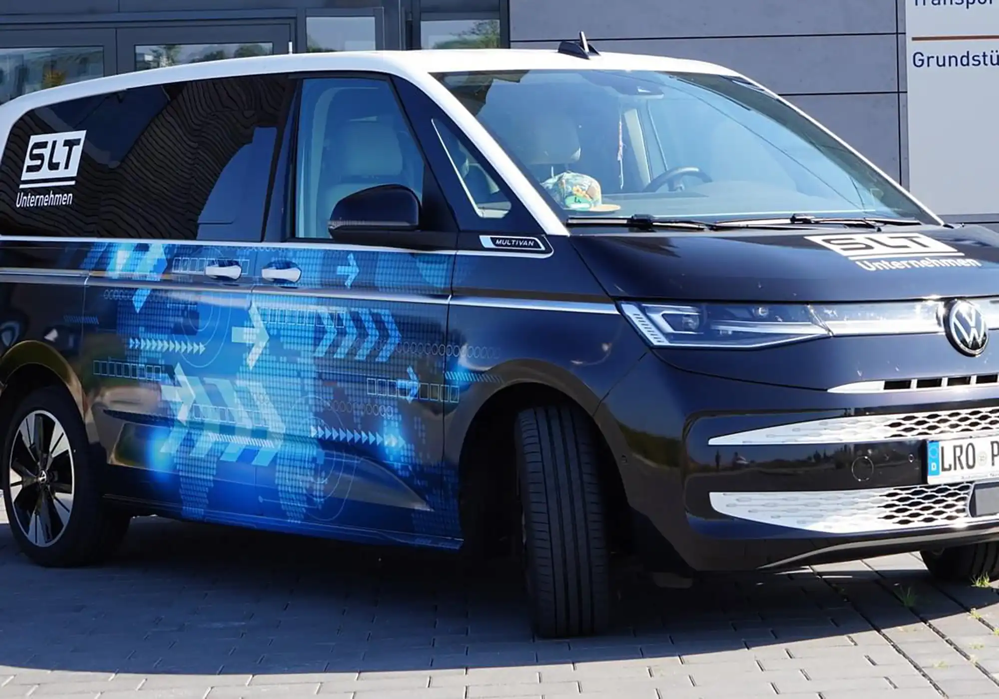 Fahrzeugbeschriftung für den Fuhrpark der SLT Unternehmen auf einem VW Multivan, gestaltet von minschtl® und von einem Werbetechniker vor Ort umgesetzt