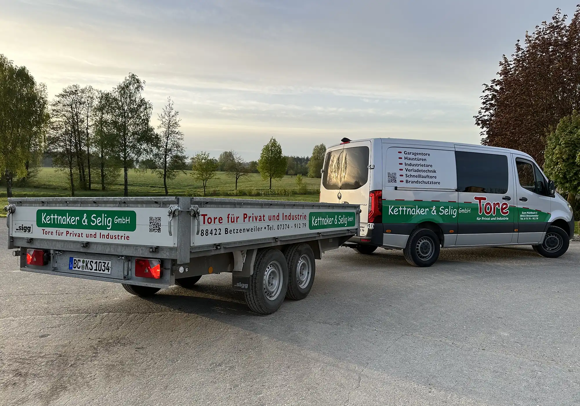Autoaufkleber und Design für Firmenflotte Fuhrparkbeschriftung für Kettmaker & Selig GmbH mit Transporter und Anhänger im Corporate Design in Betzenweiler