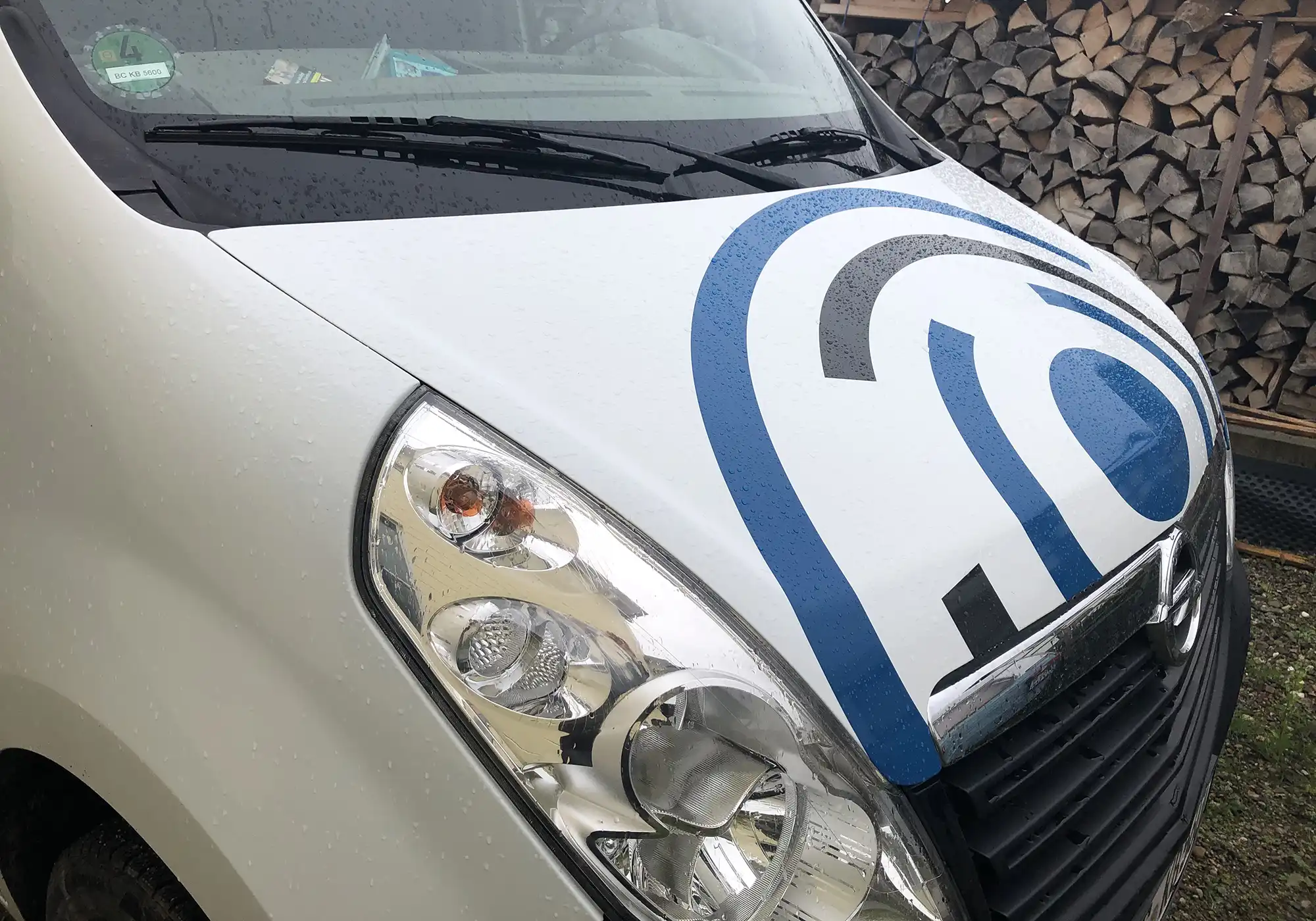 Fahrzeugbeschriftung mit angeschnittenem Logo auf Motorhaube – modernes Design für Firmenflotte, Corporate Design auf Fahrzeugen