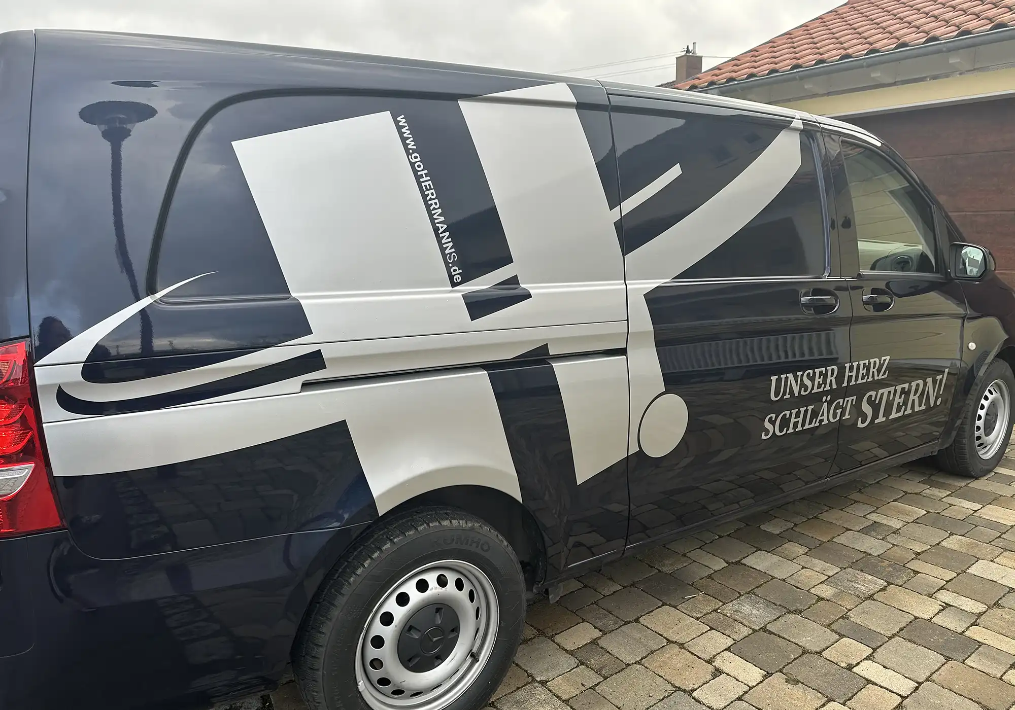 Individuelle Autobeschriftung mit großflächigem Logo und Markenbotschaft