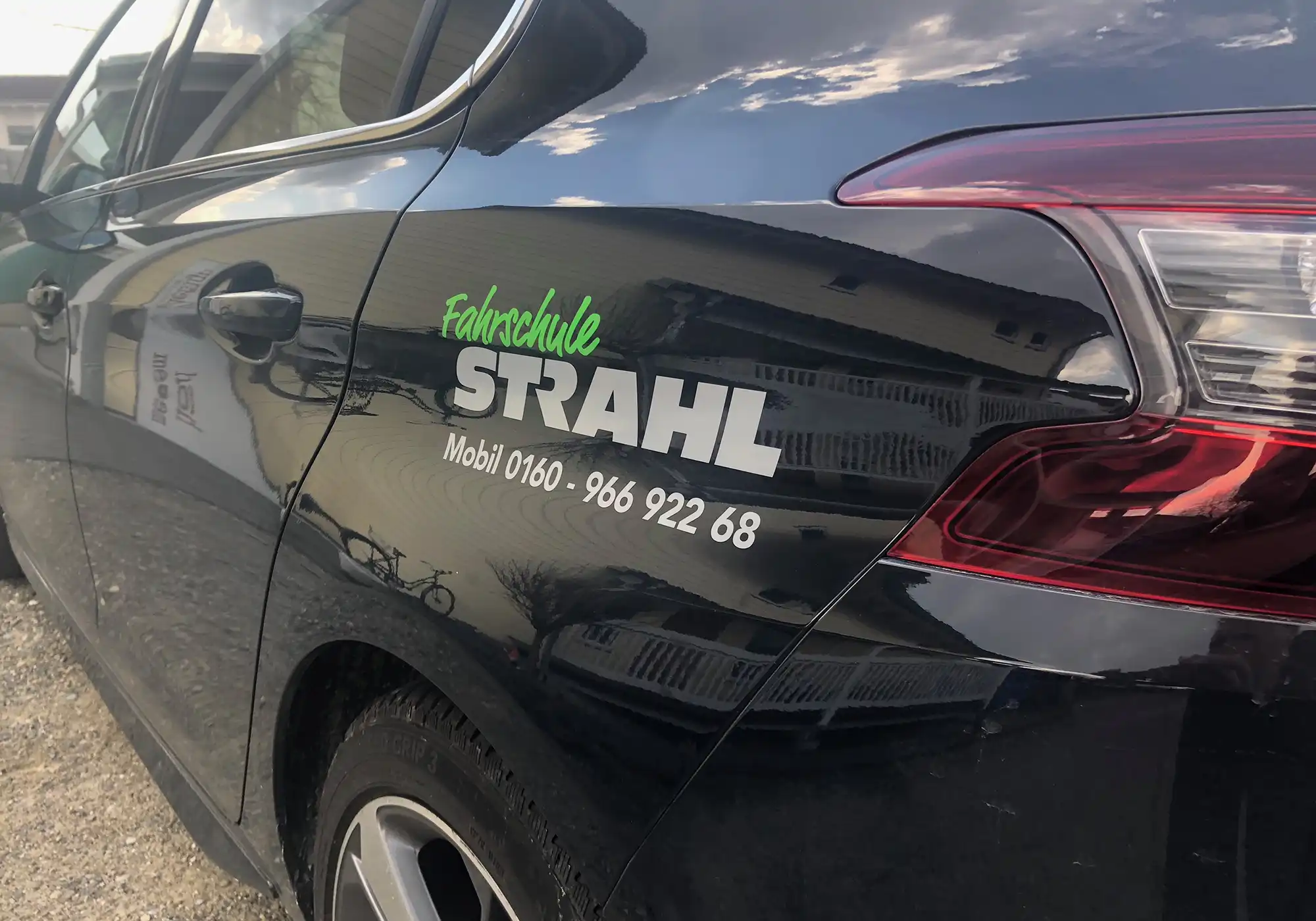 Fahrzeugbeklebung Fahrschulauto mit Logo und Corporate Design