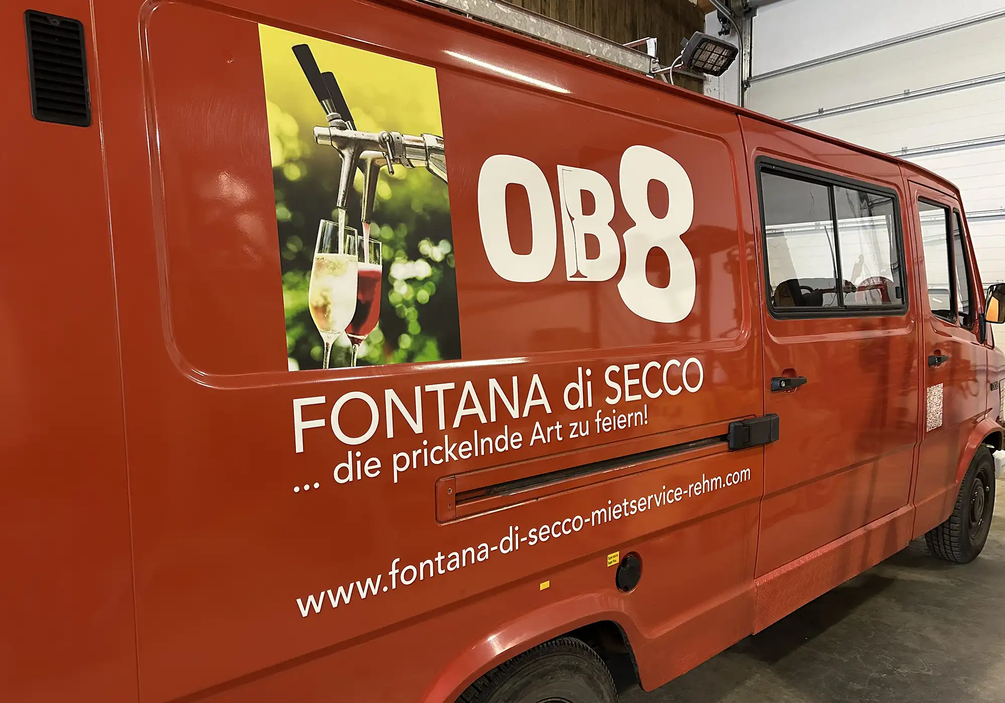 aus Feuerwehr-Oldtimer wird mobile Werbefläche, Auffälliges Design und Logo auf Oldtimer-Basis