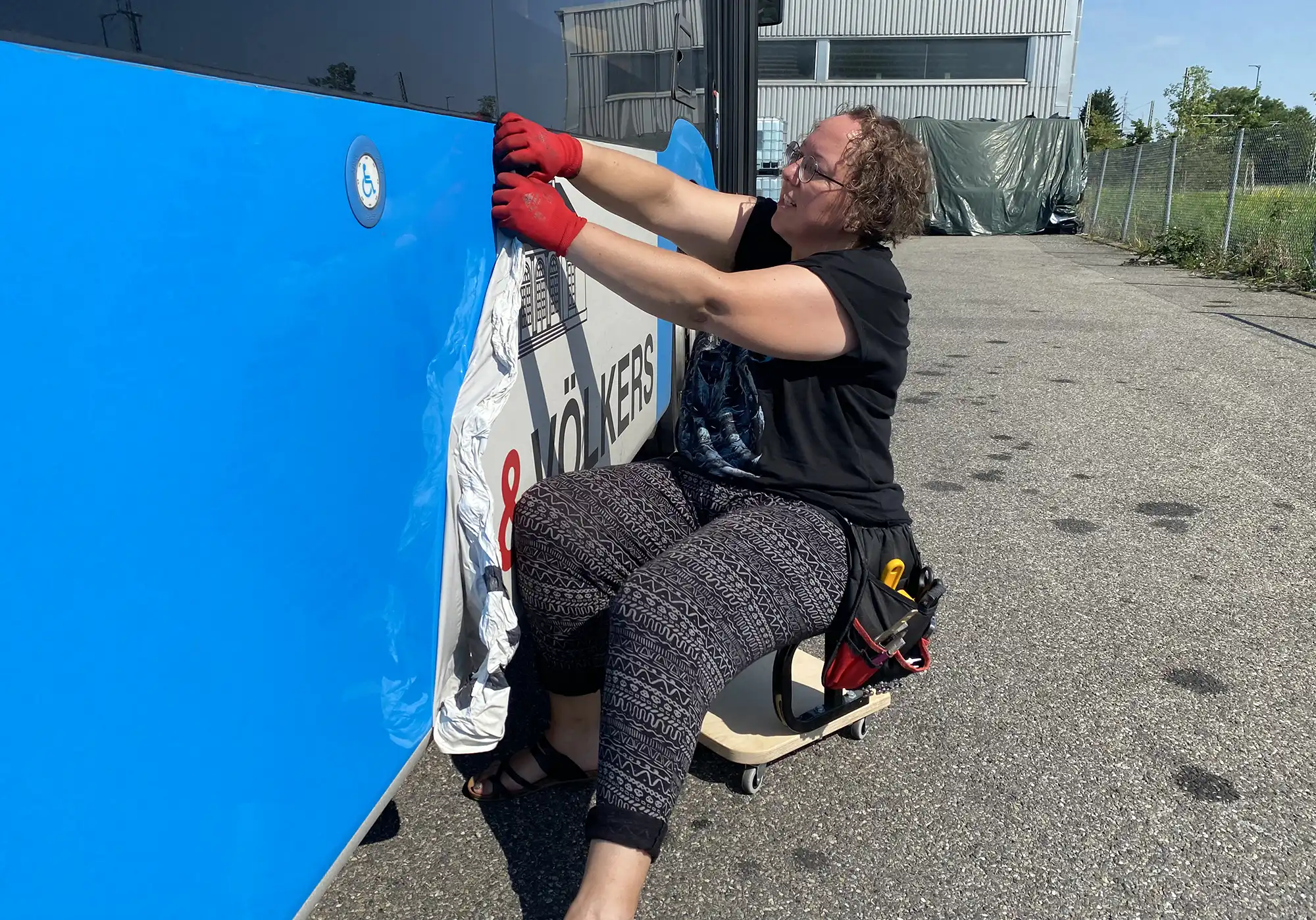 Demontage einer alten Busbeschriftung – Folierung wird entfernt