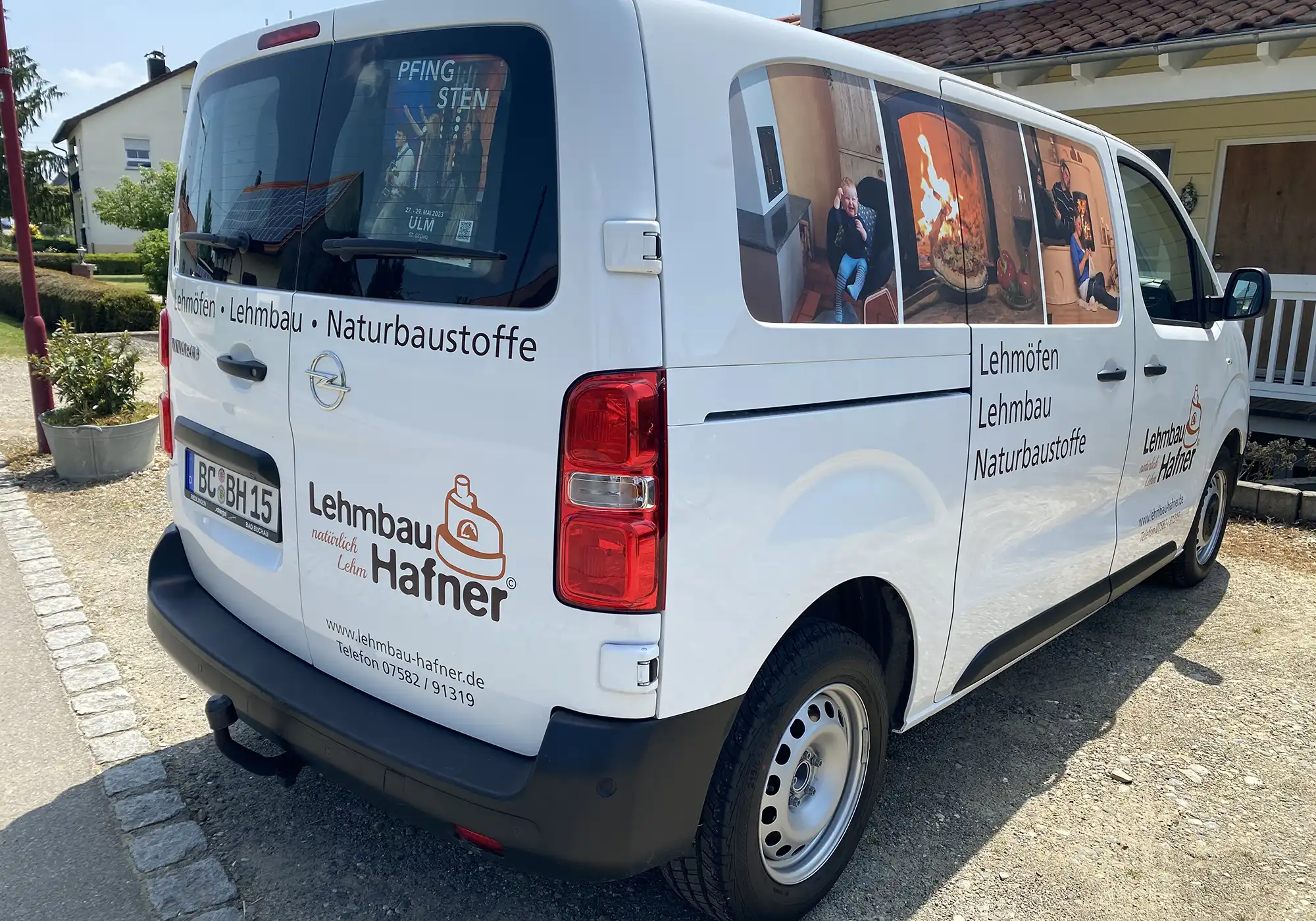 Fahrzeugflotte für Lehmbau Hafner in Kanzach im Corporate Design gestaltet und umgesetzt rund um Lehmbau und Naturbaustoffe