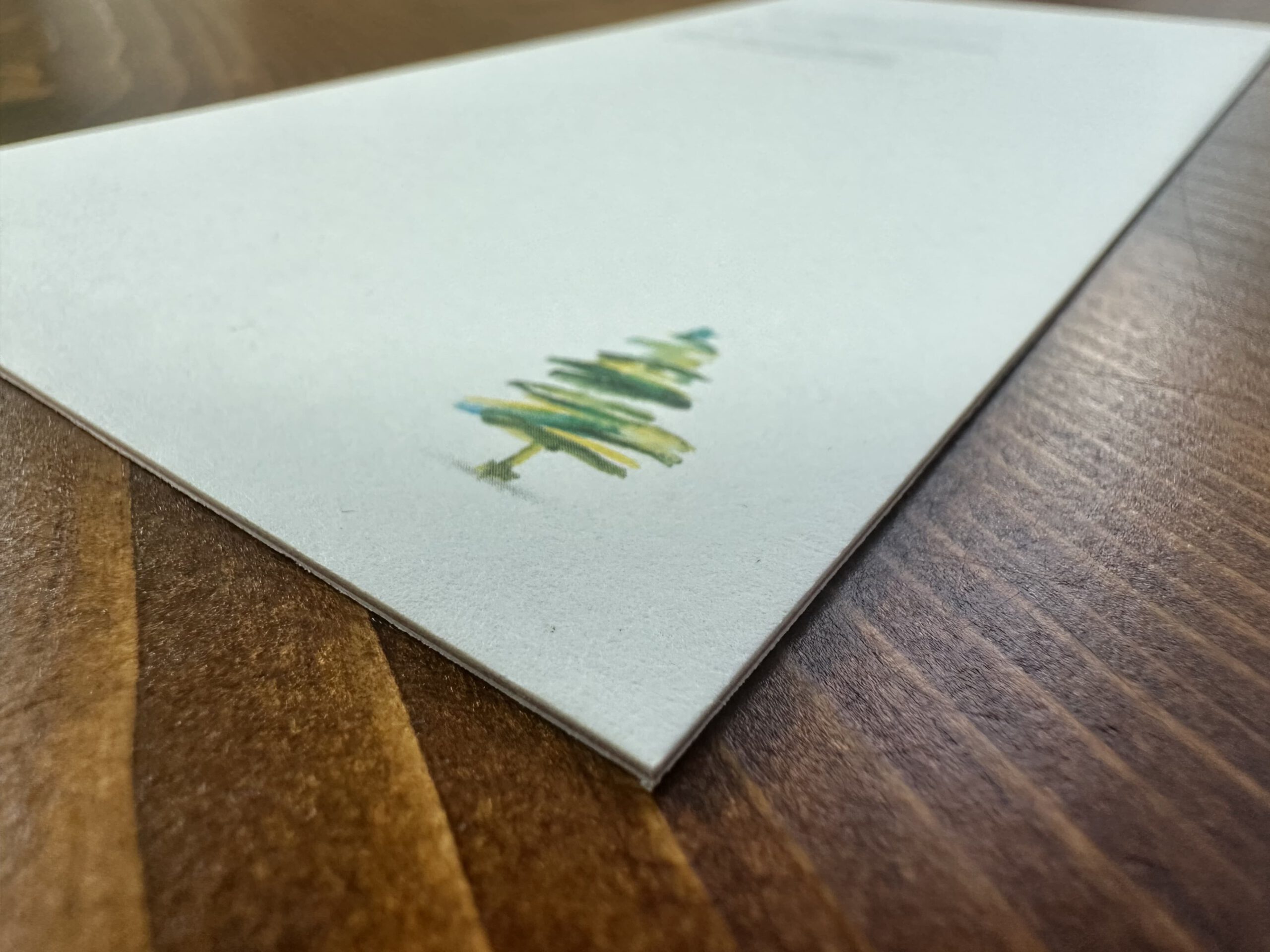 Individuelle Weihnachtskarten mit 700 g Papier und farbigem Kern