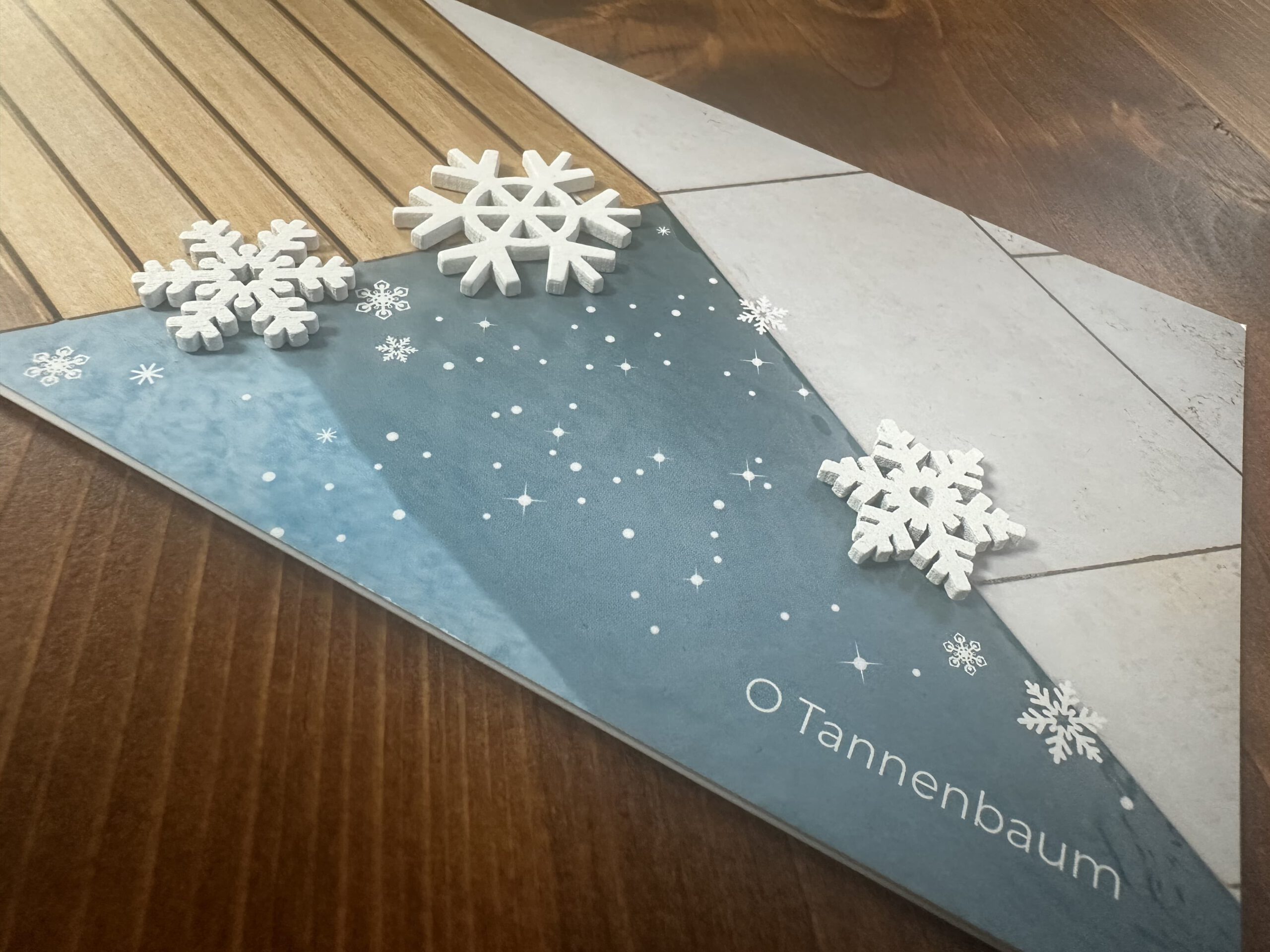 Individuelle Weihnachtskarten mit Holzsternen