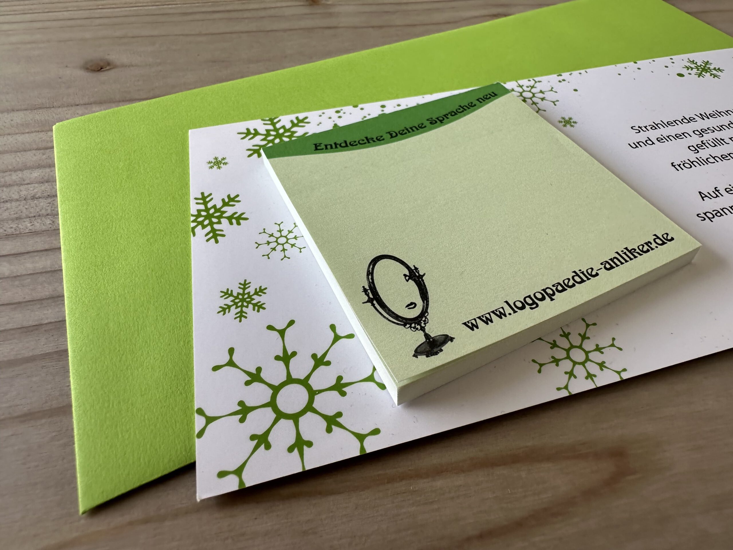 Weihnachtskarte Firmen mit Umschlag und PostIt als Geschenk auf der Karte