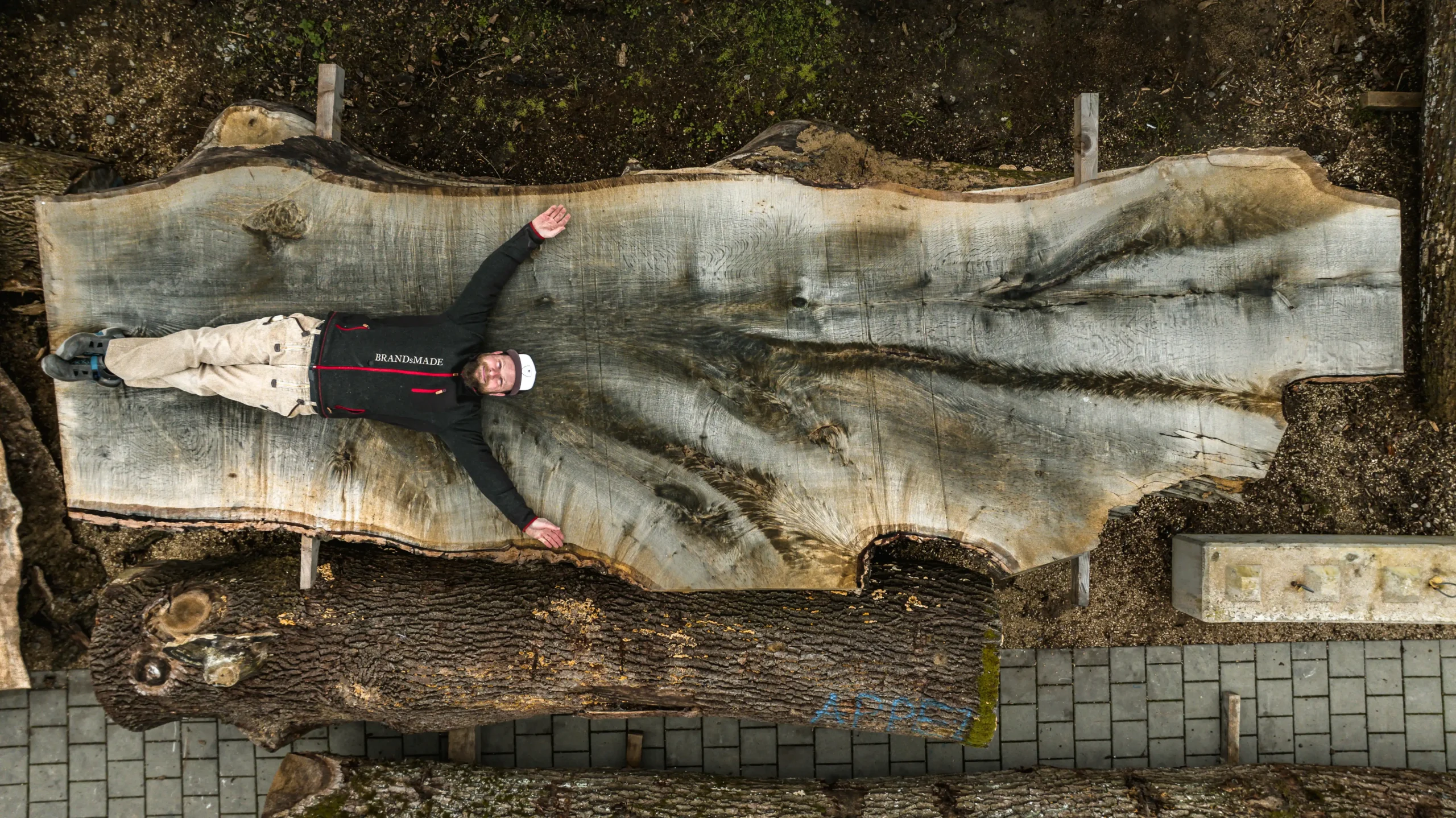 Marke mit Logo Brandsmade mit großer Tischplatte von über 6 Meter