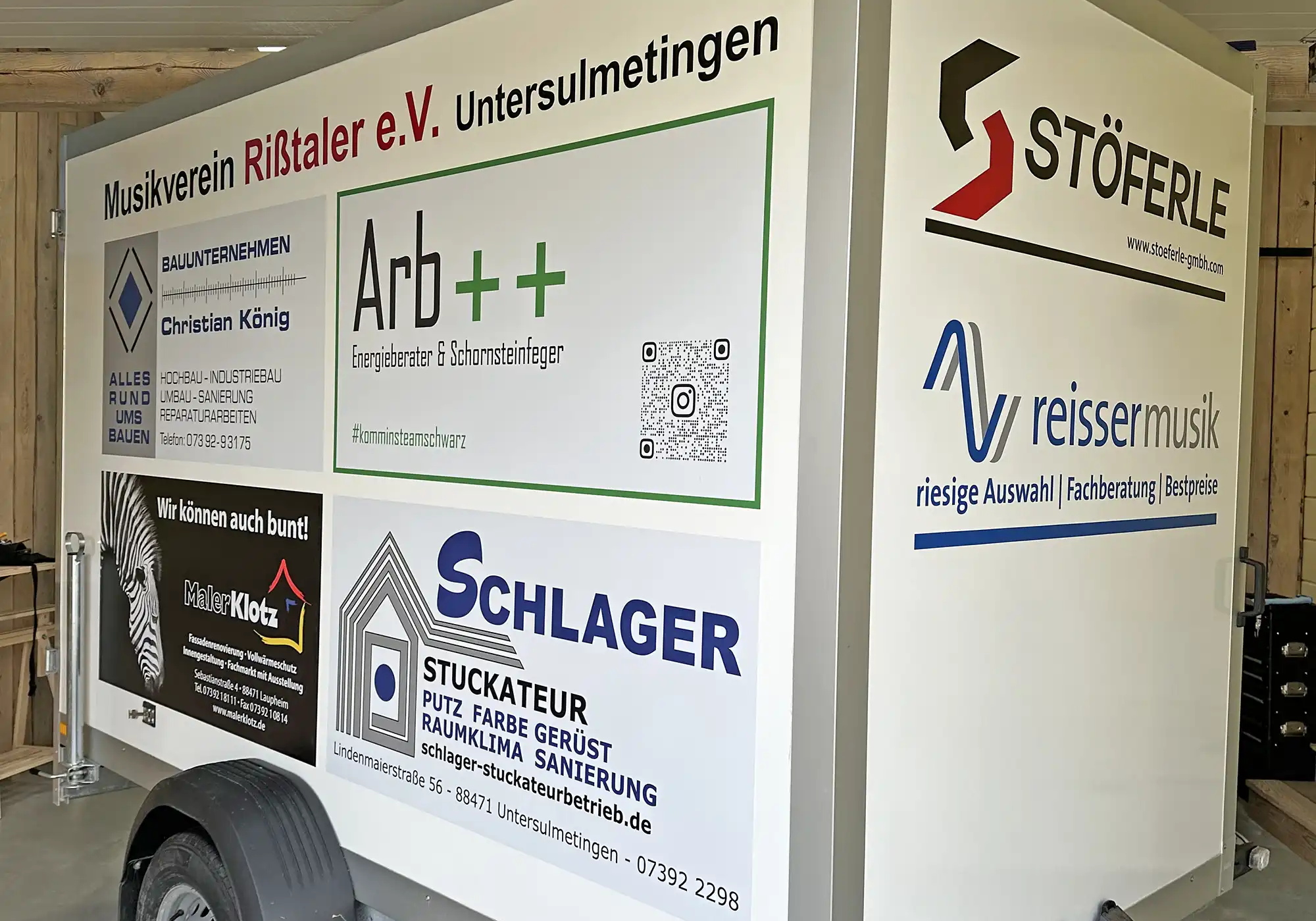 Anhänger als Werbefläche mit Sponsoren und Musikverein Design