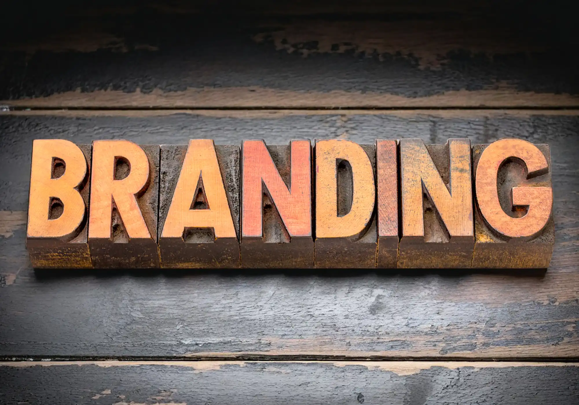 Letter-Buchstaben formen das Wort Branding als Symbol für kreative Branding Beispiele und Ideen für einen klaren Markenauftritt