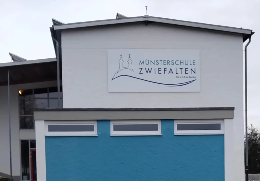 Hausschild Leitsystem Schule