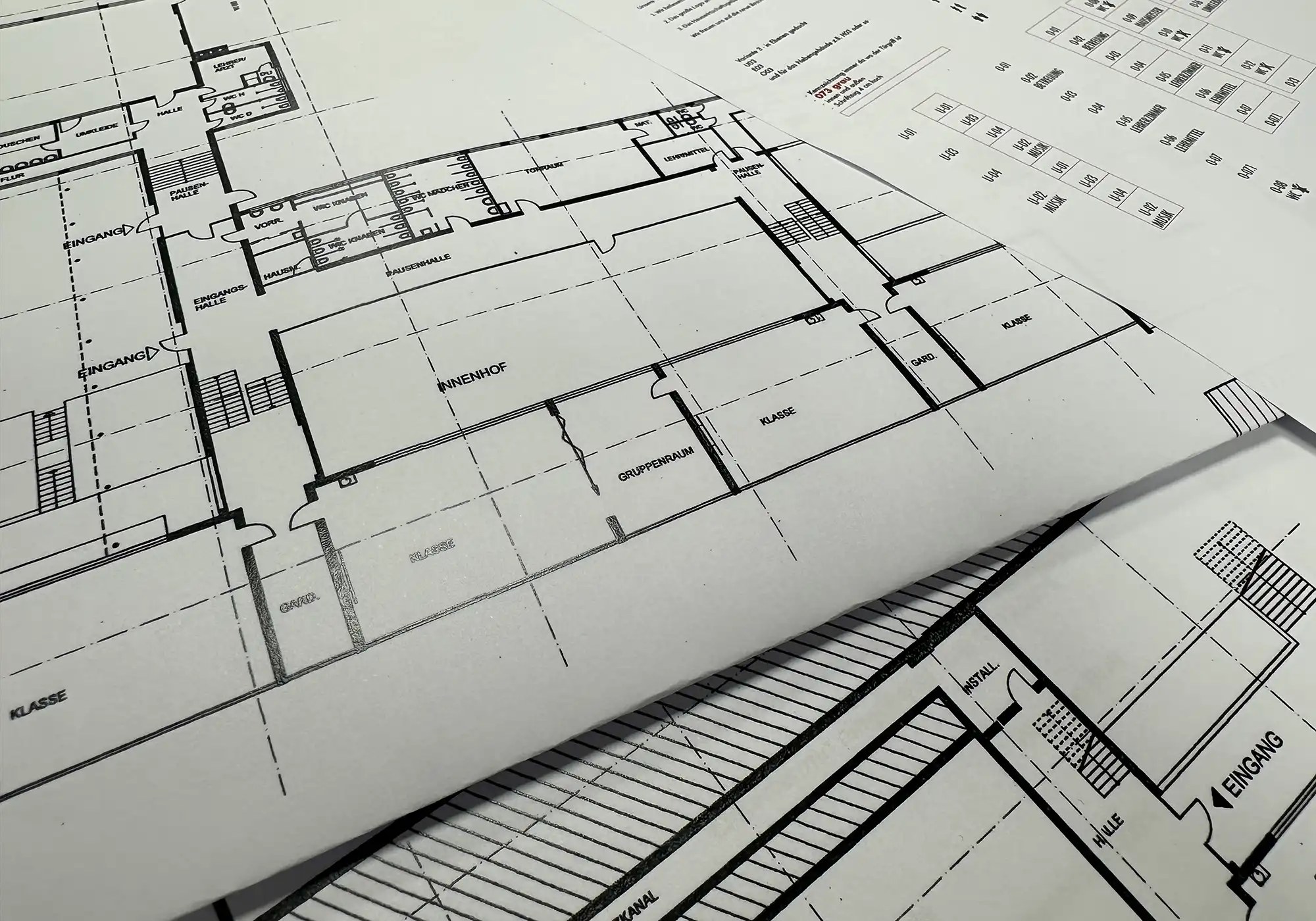 Barrierefreie Beschilderung in einer Bildungseinrichtung mit Leitsystem Schule