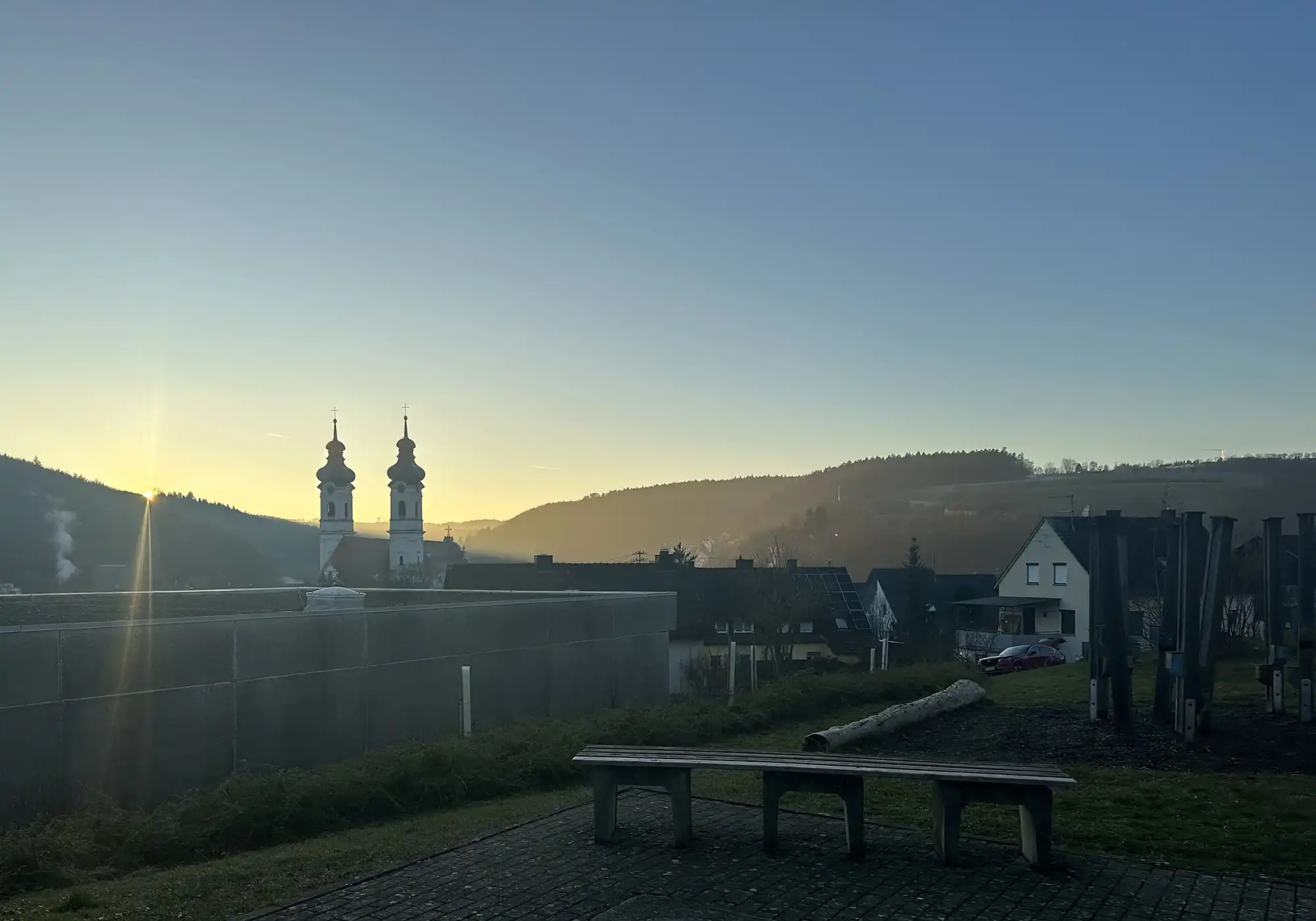 Leitsystem Schule mit dem Sonnenaufgang für einen neuen klaren Weg