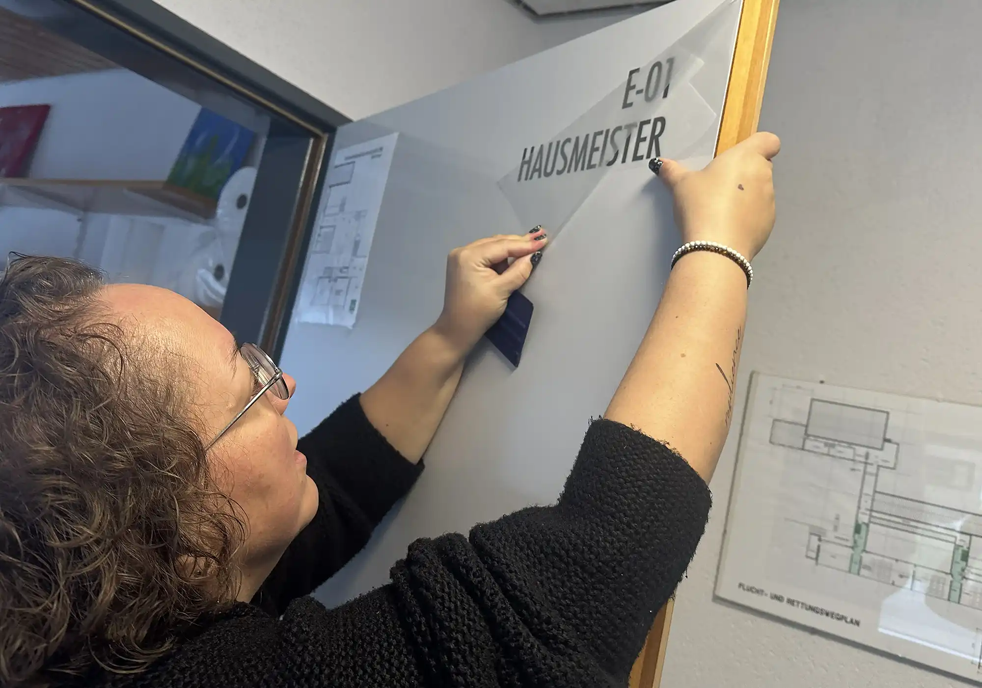 Orientierungshilfe in Schulgebäude mit Wegweisern mit Leitsystem Schule