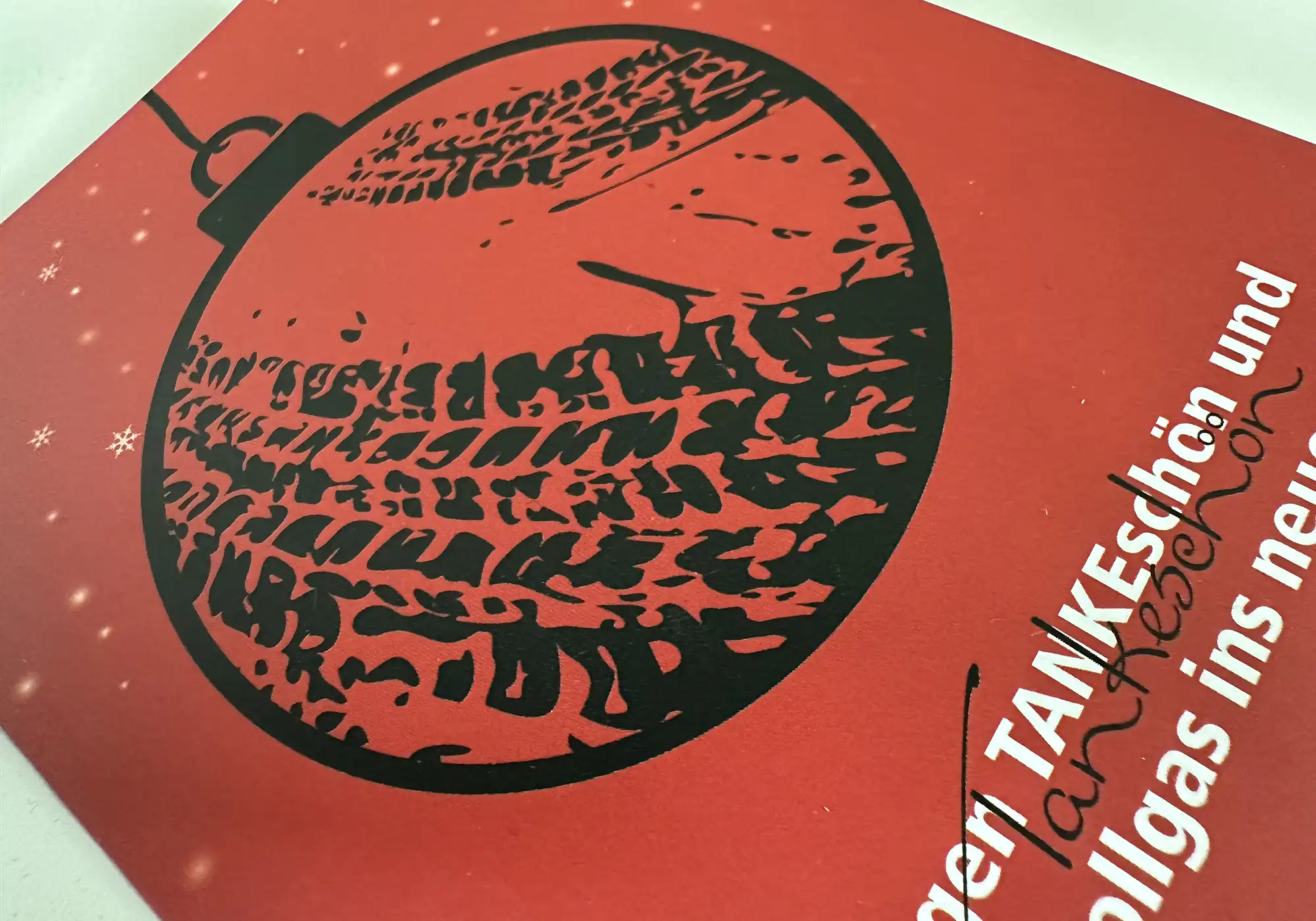 Außergewöhnlich gestaltete Weihnachtskarte mit Stanzung als kreativer Ansatz für geschäftliche Weihnachtsgrüße mal anders mit Branding im Weihnachtsmotiv