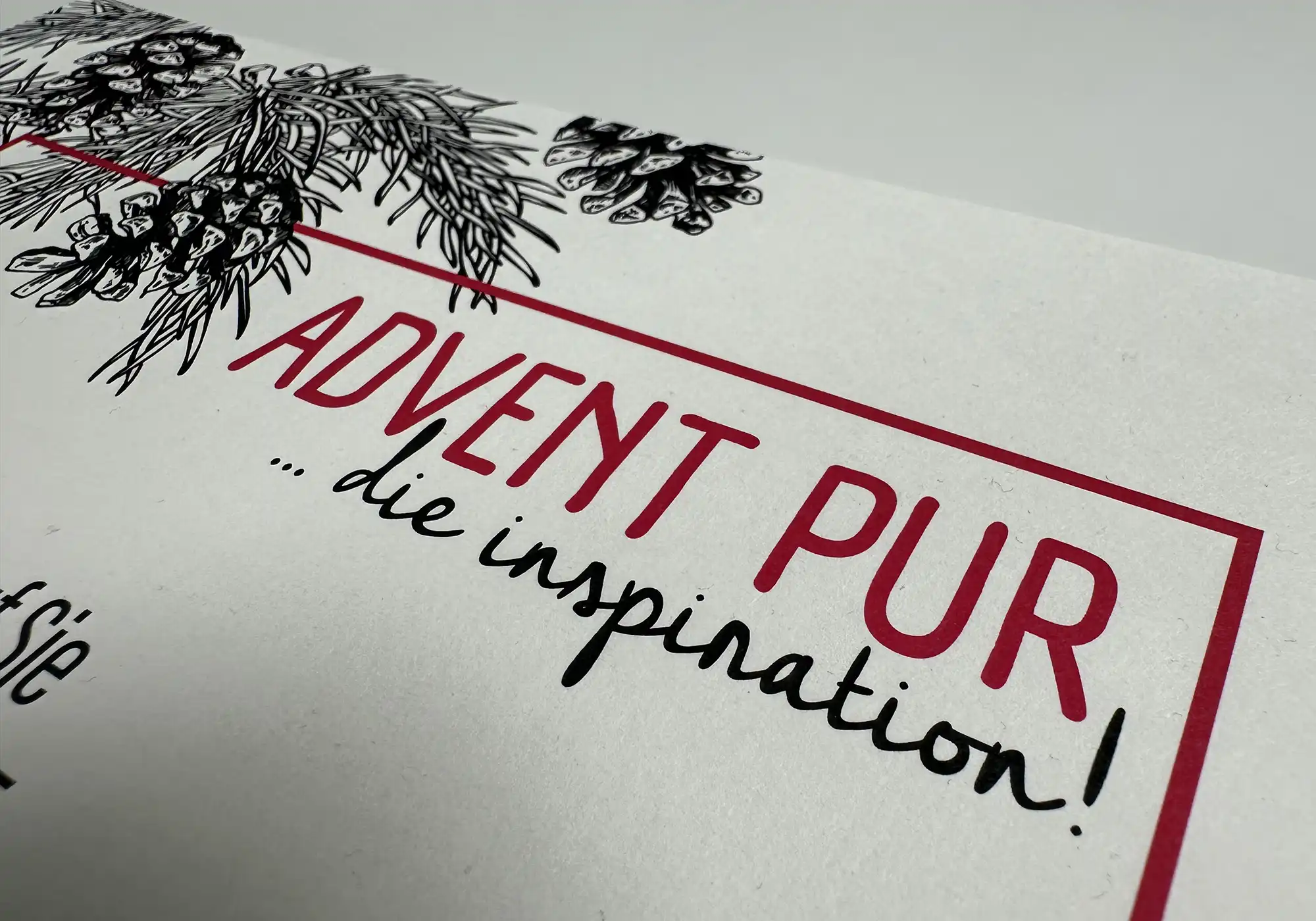 Reduzierte Weihnachtskarte für Unternehmen als Beispiel für geschäftliche Weihnachtsgrüße mal anders mit klarer Gestaltung für eine Adventsausstellung