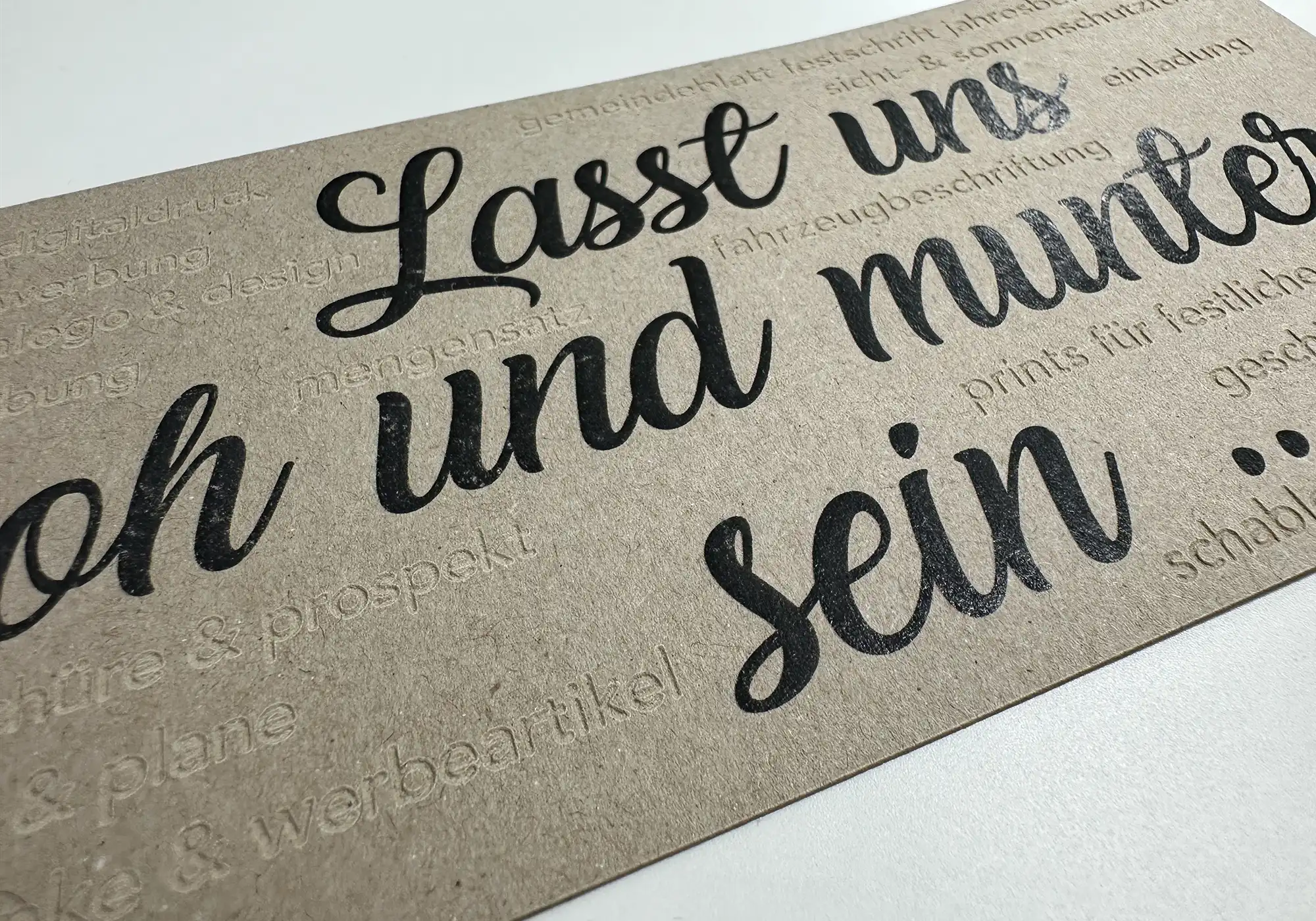 Detailaufnahme einer hochwertigen Weihnachtskarte mit besonderer Haptik für kreative geschäftliche Weihnachtsgrüße mal anders