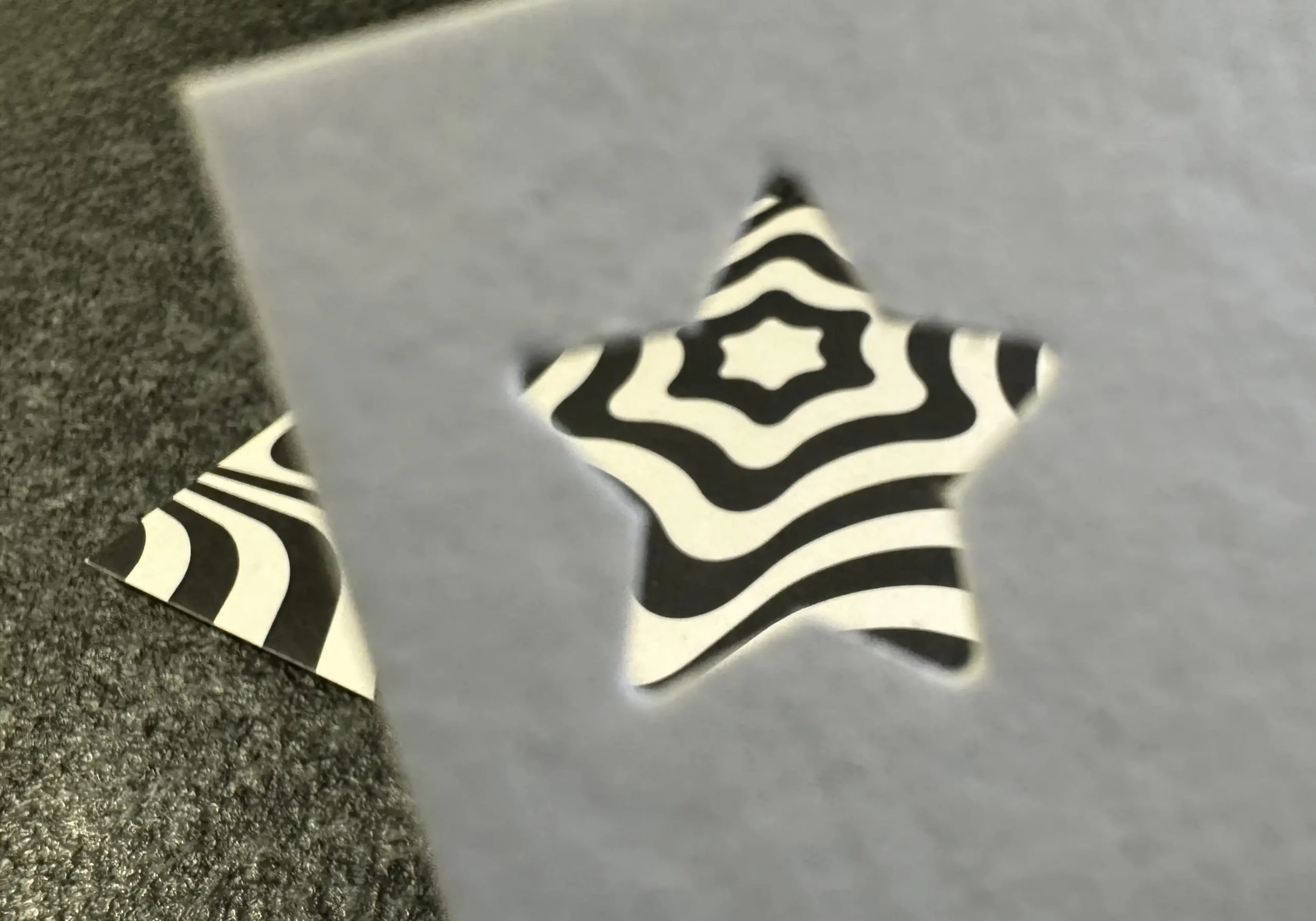 Außergewöhnlich gestaltete Weihnachtskarte mit Stanzung als kreativer Ansatz für geschäftliche Weihnachtsgrüße mal anders